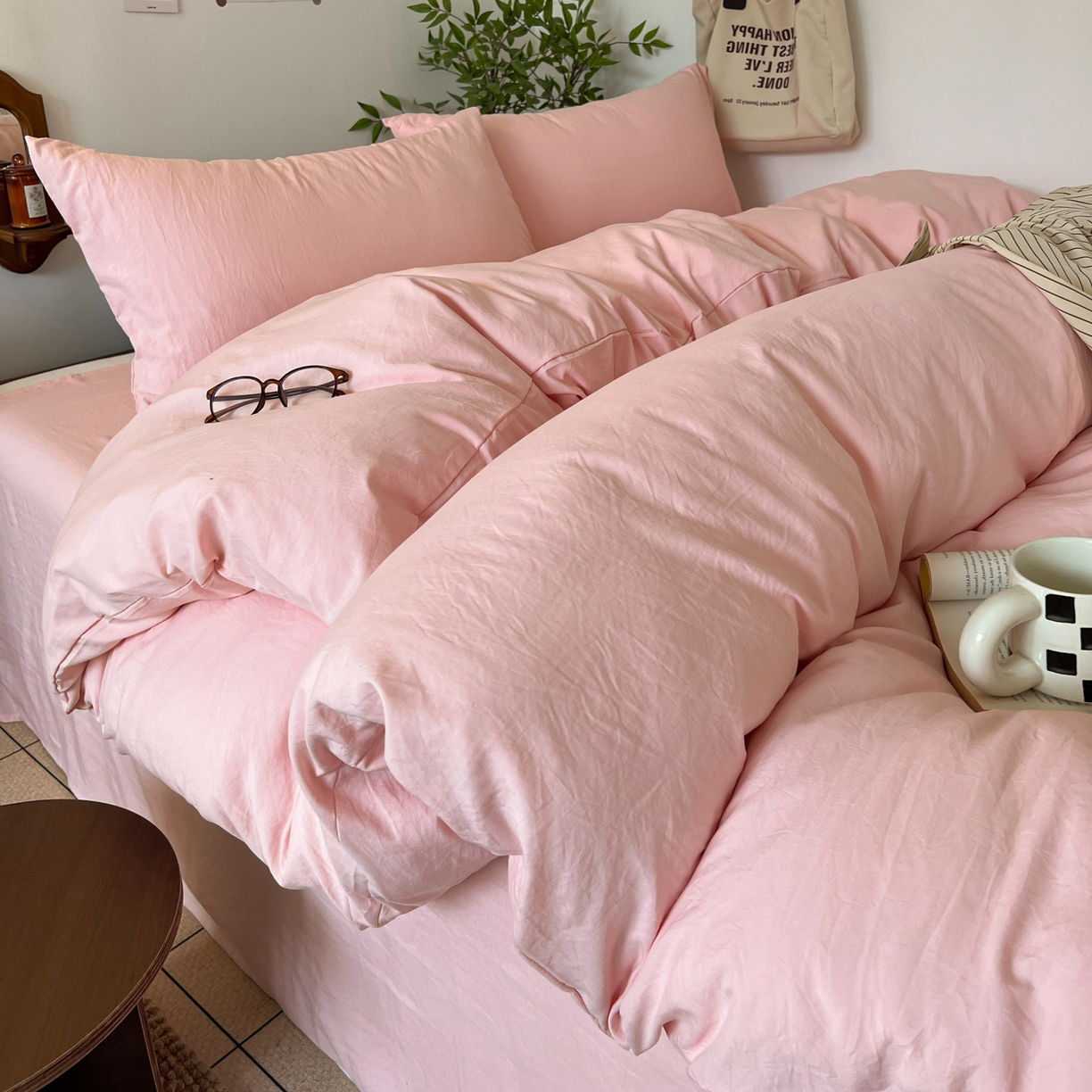 91家纺网 家纺一手货源 找家纺 梦嘉居 2026新款亲肤纯色AB版水洗皱皱棉四件套学生宿舍床单床笠三件套 少女粉