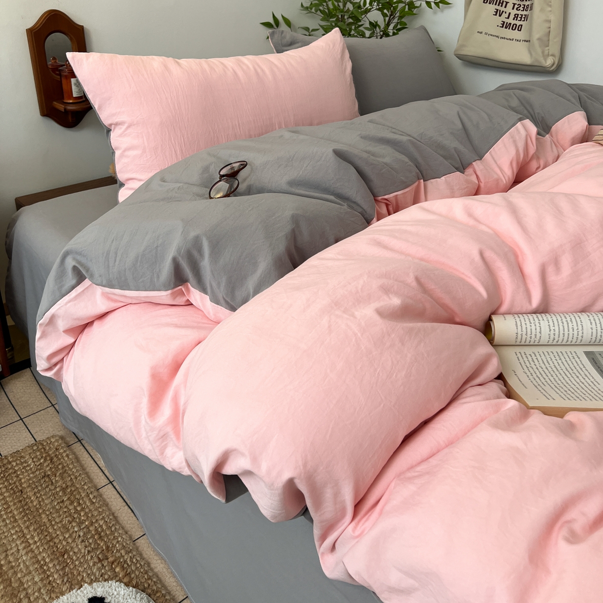 91家纺网 家纺一手货源 找家纺 梦嘉居 2026新款亲肤纯色AB版水洗皱皱棉四件套学生宿舍床单床笠三件套 少女粉+星空灰