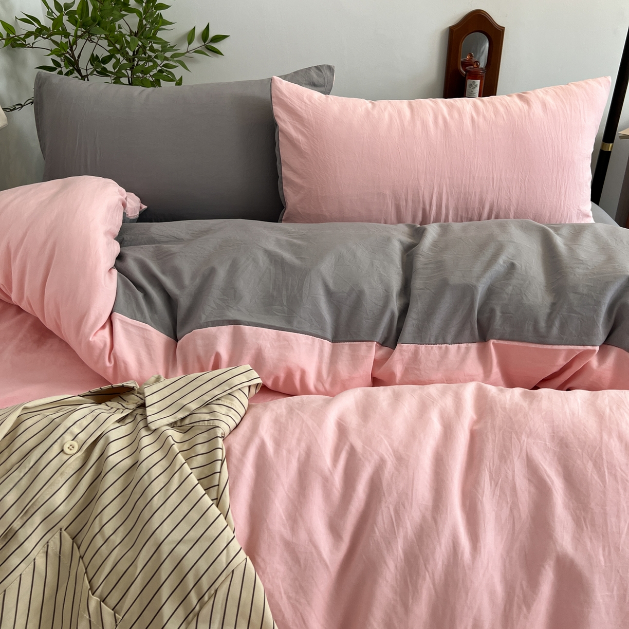 91家纺网 家纺一手货源 找家纺 梦嘉居 2026新款亲肤纯色AB版水洗皱皱棉四件套学生宿舍床单床笠三件套 少女粉+星空灰