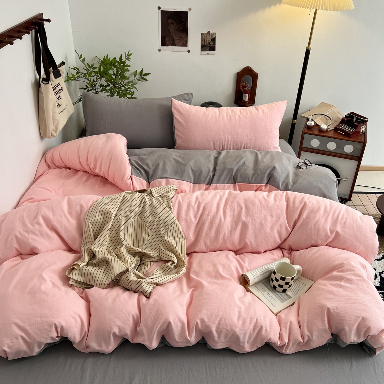 91家纺网 家纺一手货源 找家纺 梦嘉居 2026新款亲肤纯色AB版水洗皱皱棉四件套学生宿舍床单床笠三件套 少女粉+星空灰