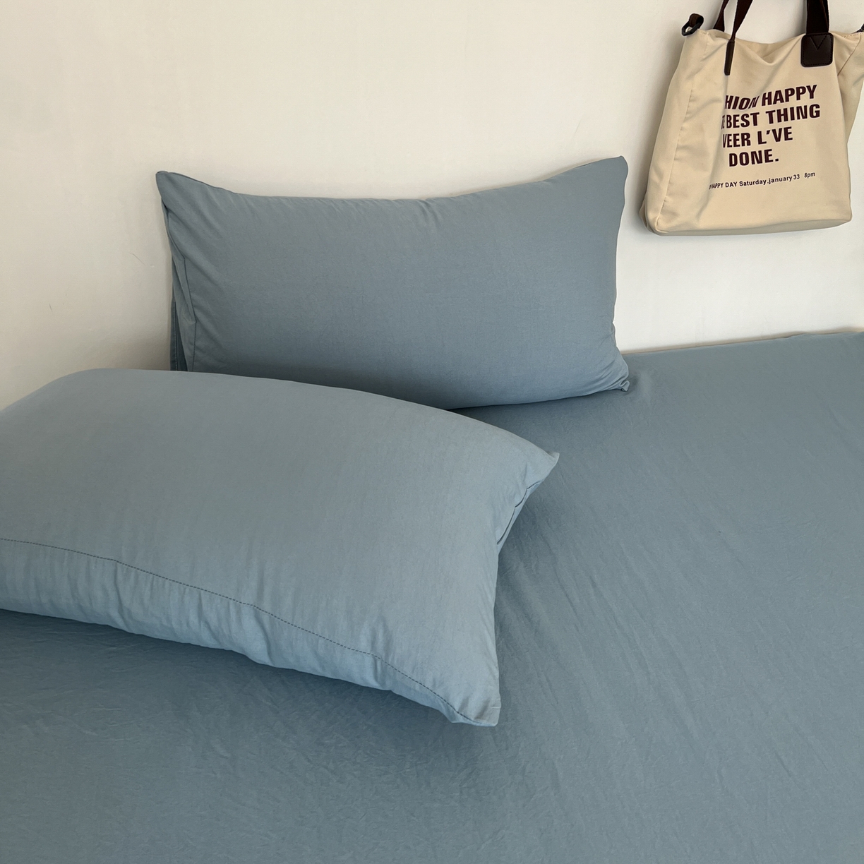 91家纺网 家纺一手货源 找家纺 梦嘉居 2026新款亲肤纯色AB版水洗皱皱棉四件套学生宿舍床单床笠三件套 雾兰