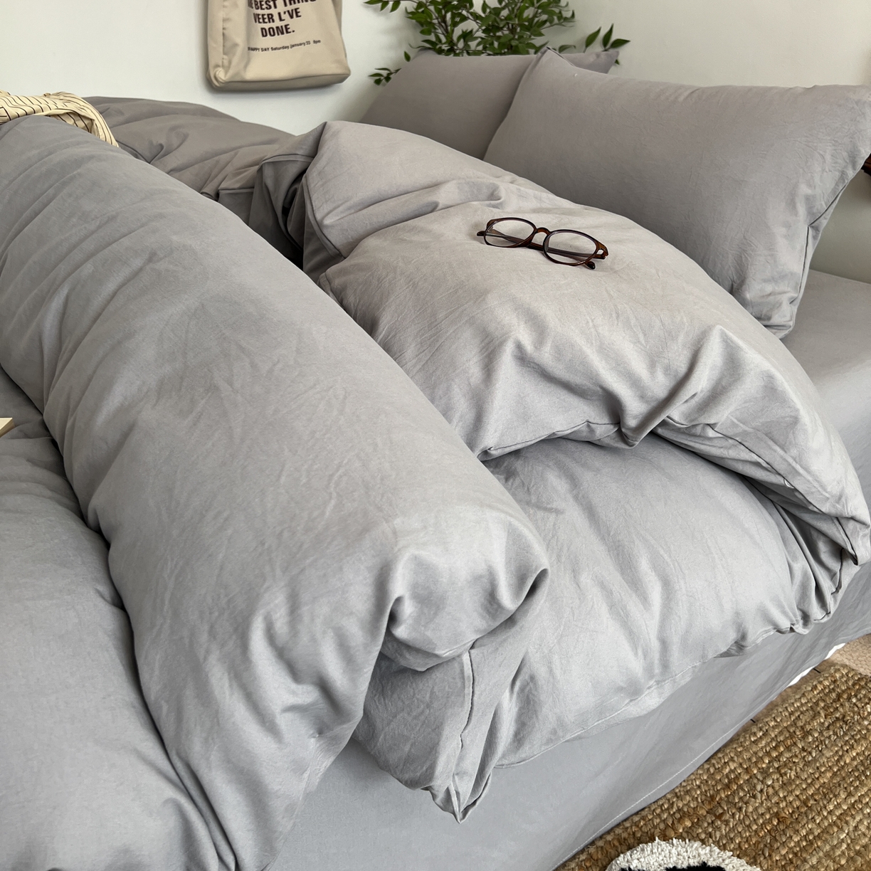 91家纺网 家纺一手货源 找家纺 梦嘉居 2026新款亲肤纯色AB版水洗皱皱棉四件套学生宿舍床单床笠三件套 星空灰