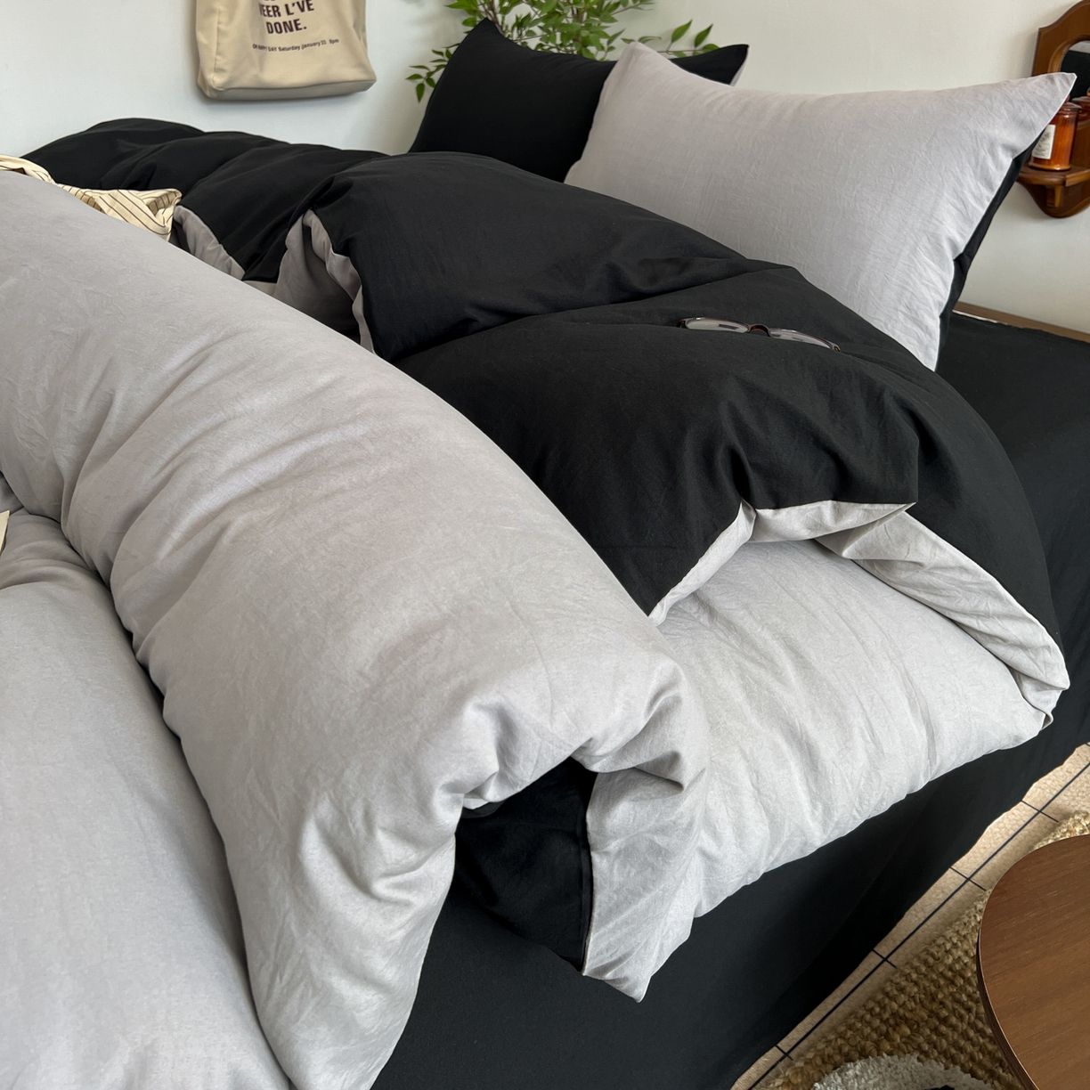 91家纺网 家纺一手货源 找家纺 梦嘉居 2026新款亲肤纯色AB版水洗皱皱棉四件套学生宿舍床单床笠三件套 星空灰+暗夜黑