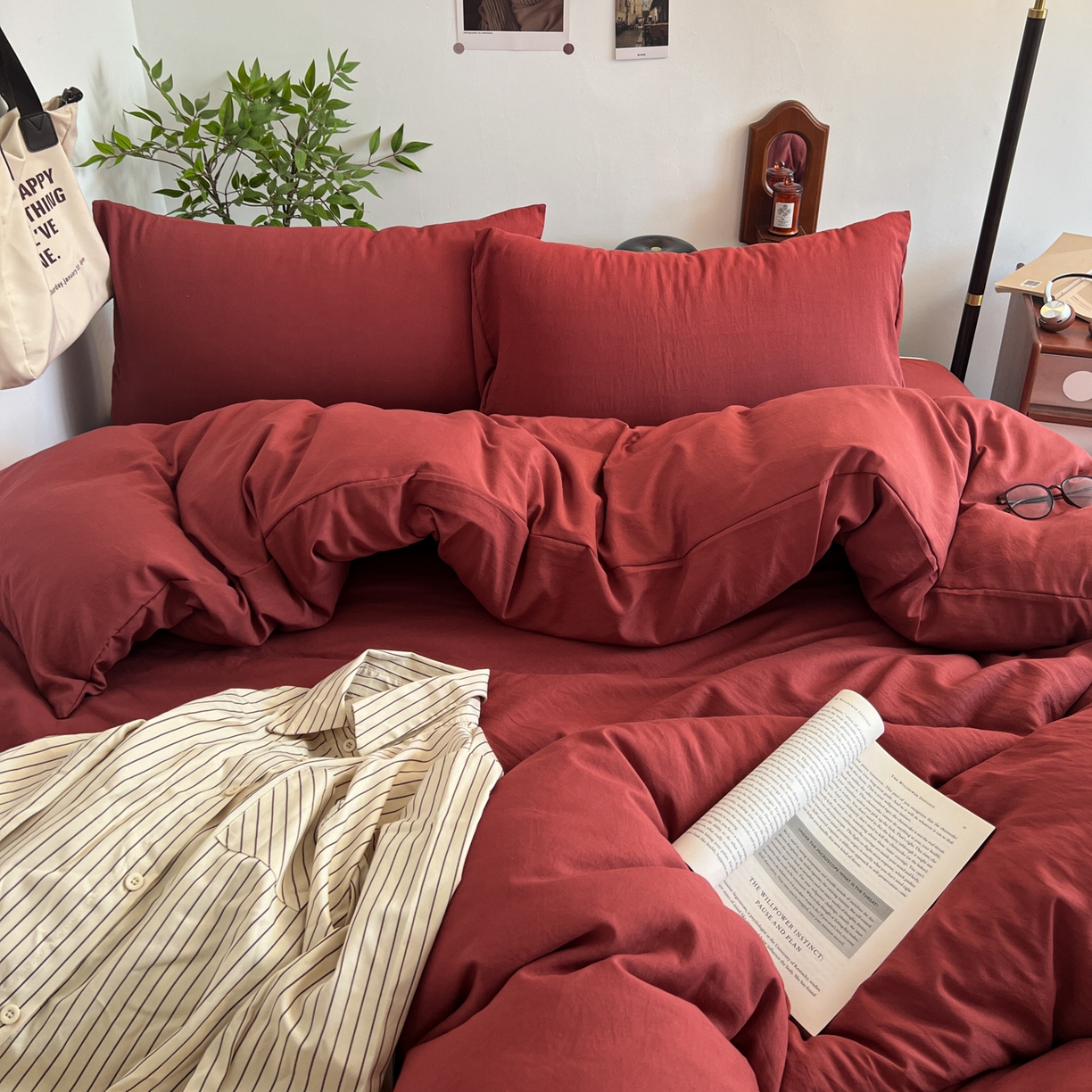 91家纺网 家纺一手货源 找家纺 梦嘉居 2026新款亲肤纯色AB版水洗皱皱棉四件套学生宿舍床单床笠三件套 洋气红