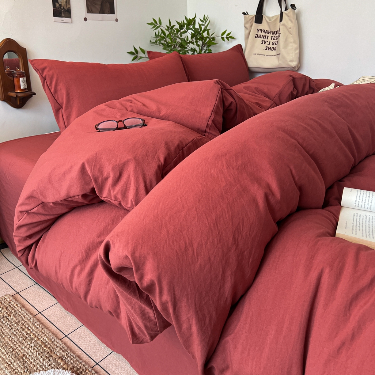 91家纺网 家纺一手货源 找家纺 梦嘉居 2026新款亲肤纯色AB版水洗皱皱棉四件套学生宿舍床单床笠三件套 洋气红