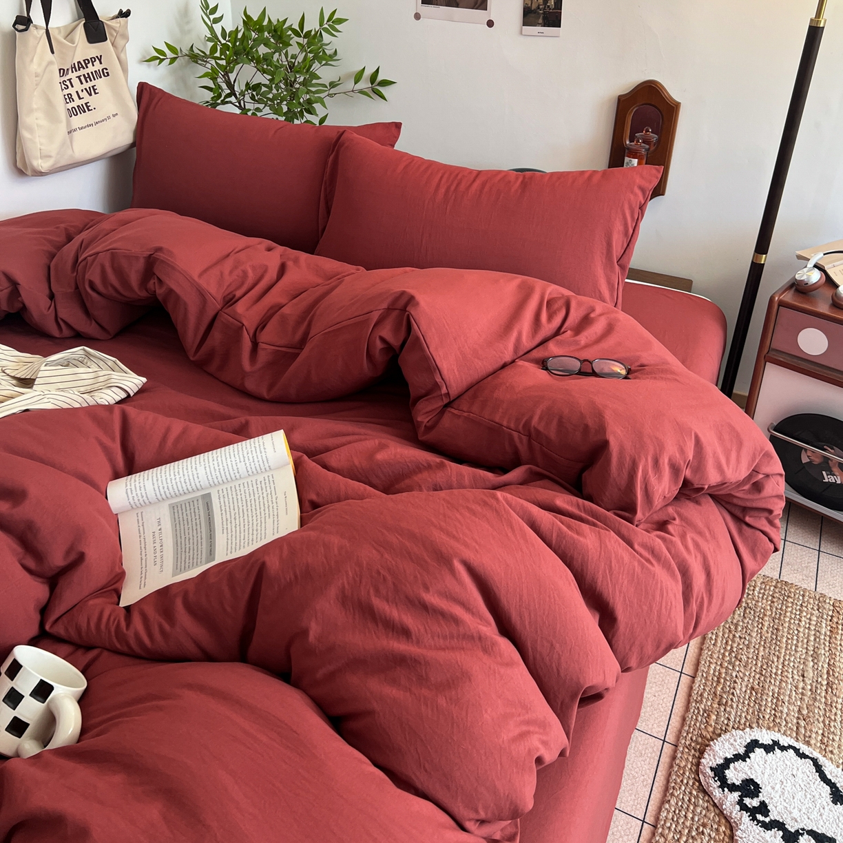 91家纺网 家纺一手货源 找家纺 梦嘉居 2026新款亲肤纯色AB版水洗皱皱棉四件套学生宿舍床单床笠三件套 洋气红
