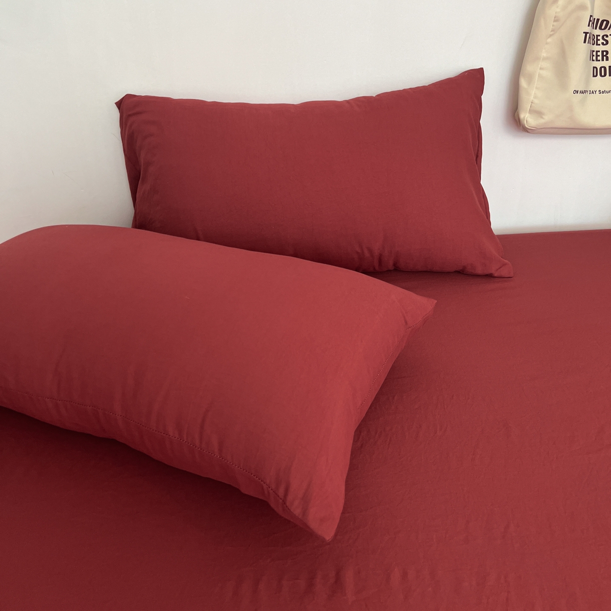 91家纺网 家纺一手货源 找家纺 梦嘉居 2026新款亲肤纯色AB版水洗皱皱棉四件套学生宿舍床单床笠三件套 洋气红