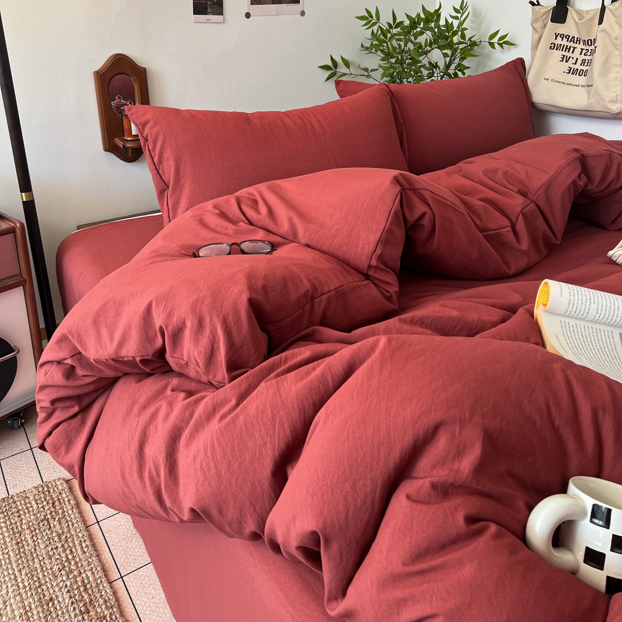 91家纺网 家纺一手货源 找家纺 梦嘉居 2026新款亲肤纯色AB版水洗皱皱棉四件套学生宿舍床单床笠三件套 洋气红