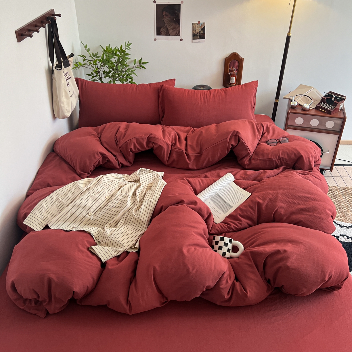 91家纺网 家纺一手货源 找家纺 梦嘉居 2026新款亲肤纯色AB版水洗皱皱棉四件套学生宿舍床单床笠三件套 洋气红