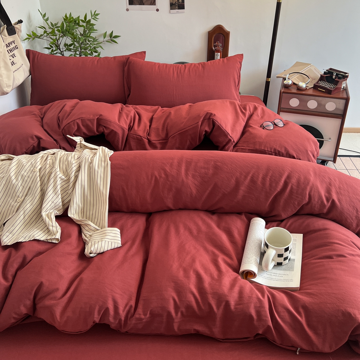 91家纺网 家纺一手货源 找家纺 梦嘉居 2026新款亲肤纯色AB版水洗皱皱棉四件套学生宿舍床单床笠三件套 洋气红