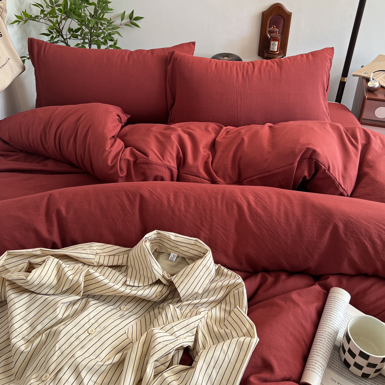 91家纺网 家纺一手货源 找家纺 梦嘉居 2026新款亲肤纯色AB版水洗皱皱棉四件套学生宿舍床单床笠三件套 洋气红