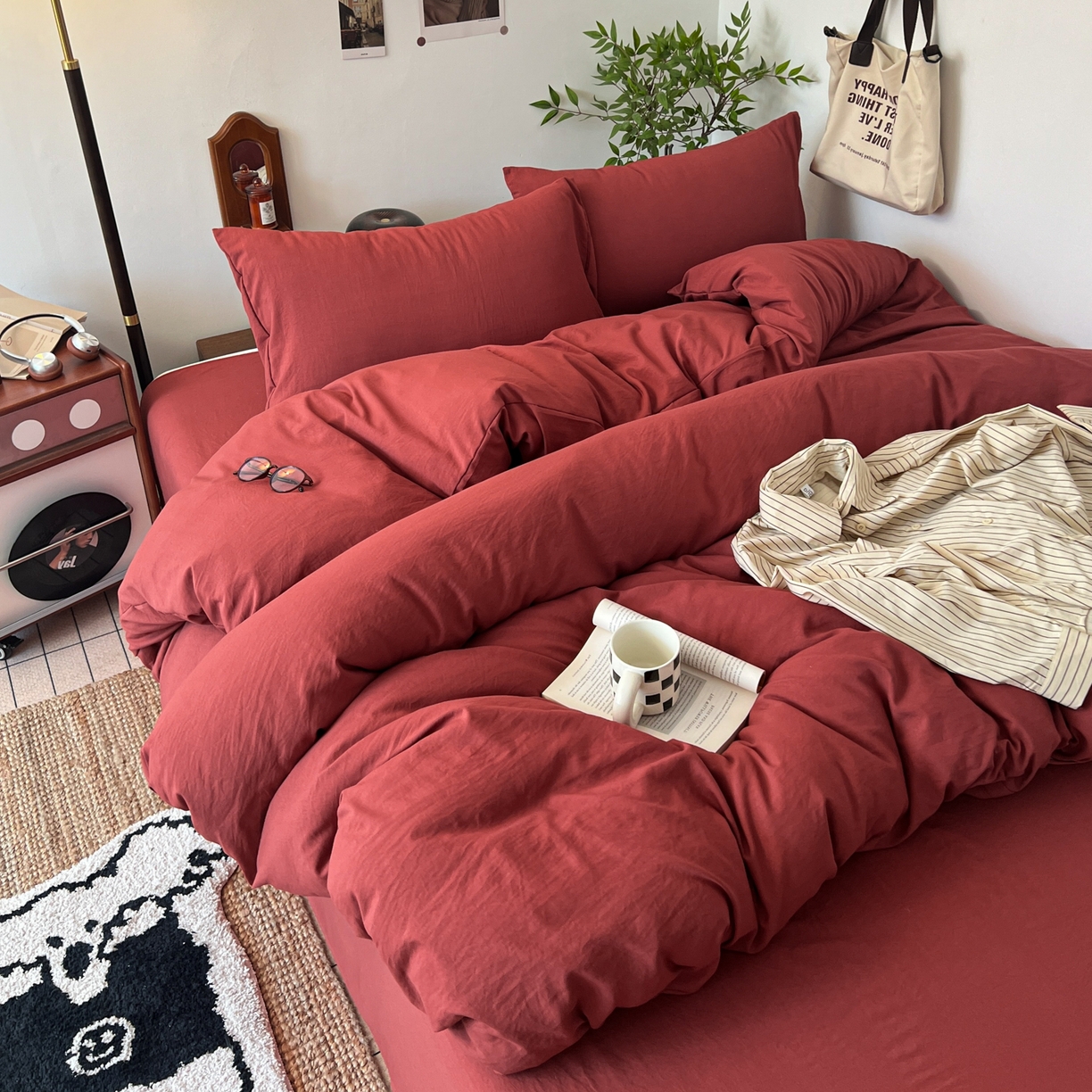 91家纺网 家纺一手货源 找家纺 梦嘉居 2026新款亲肤纯色AB版水洗皱皱棉四件套学生宿舍床单床笠三件套 洋气红