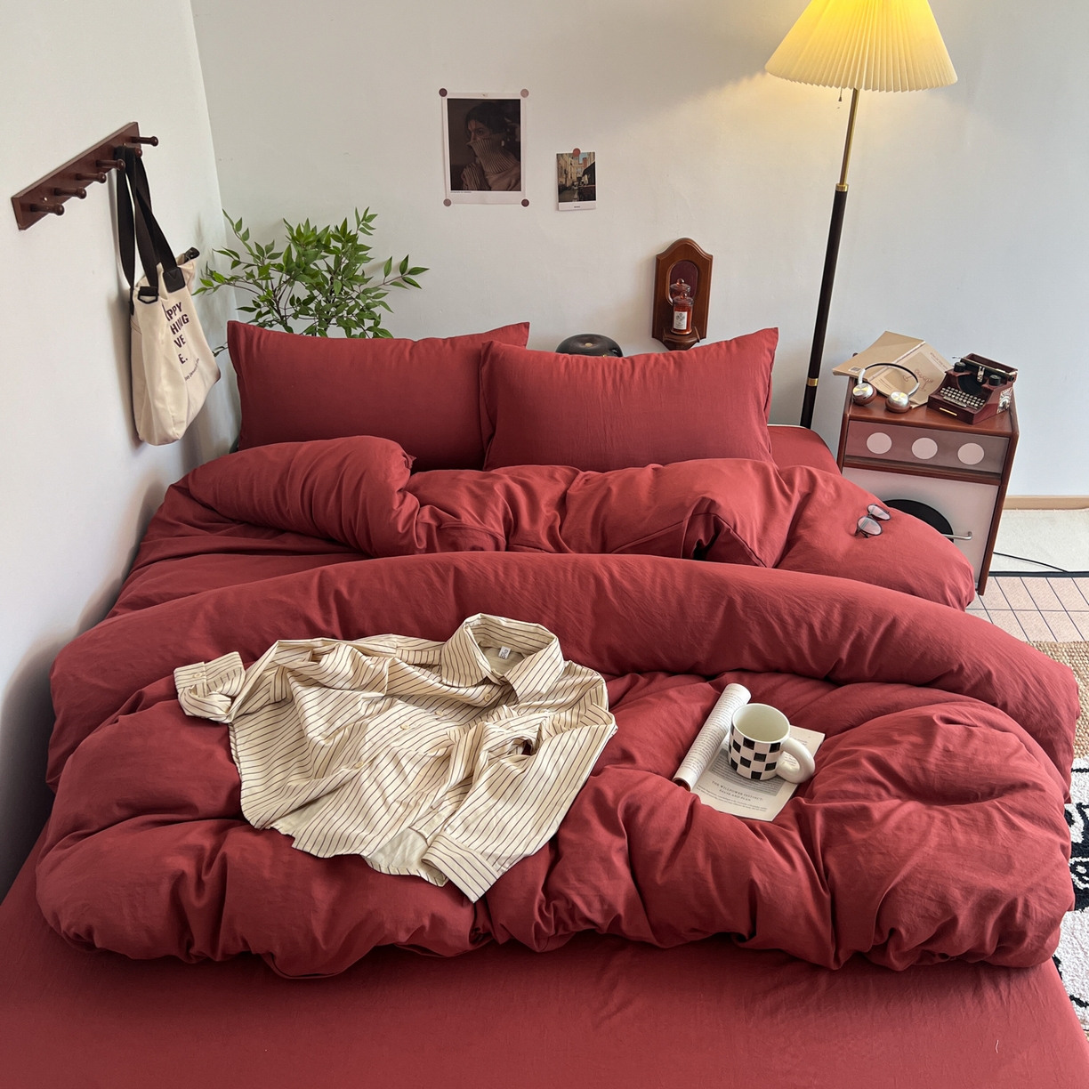 91家纺网 家纺一手货源 找家纺 梦嘉居 2026新款亲肤纯色AB版水洗皱皱棉四件套学生宿舍床单床笠三件套 洋气红