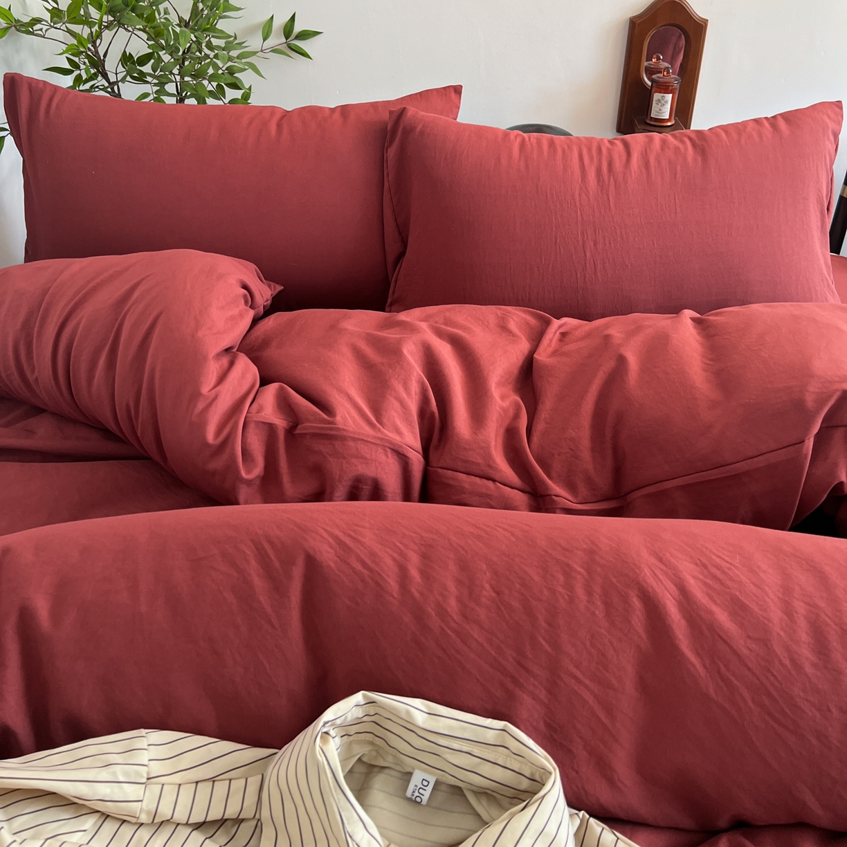 91家纺网 家纺一手货源 找家纺 梦嘉居 2026新款亲肤纯色AB版水洗皱皱棉四件套学生宿舍床单床笠三件套 洋气红