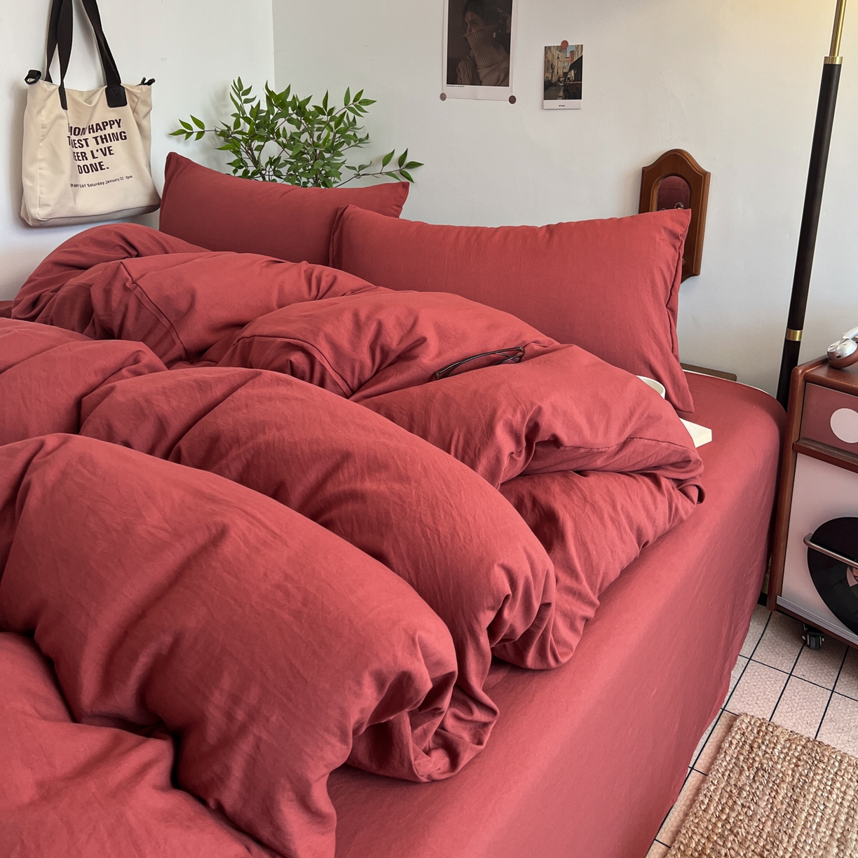 91家纺网 家纺一手货源 找家纺 梦嘉居 2026新款亲肤纯色AB版水洗皱皱棉四件套学生宿舍床单床笠三件套 洋气红
