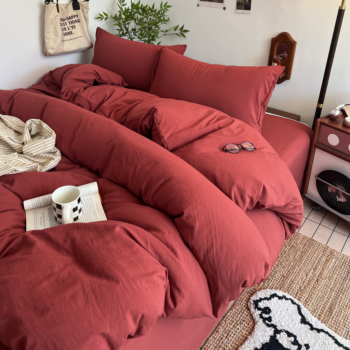 91家纺网 家纺一手货源 找家纺 梦嘉居 2026新款亲肤纯色AB版水洗皱皱棉四件套学生宿舍床单床笠三件套 洋气红