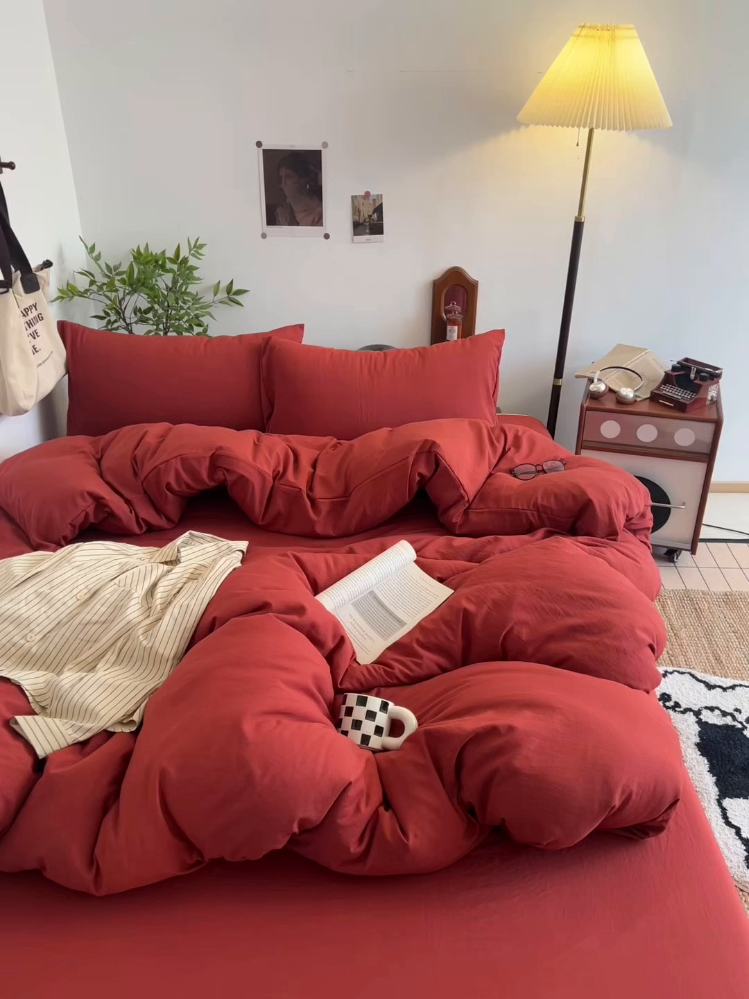 91家纺网 家纺一手货源 找家纺 梦嘉居 2026新款亲肤纯色AB版水洗皱皱棉四件套学生宿舍床单床笠三件套 洋气红