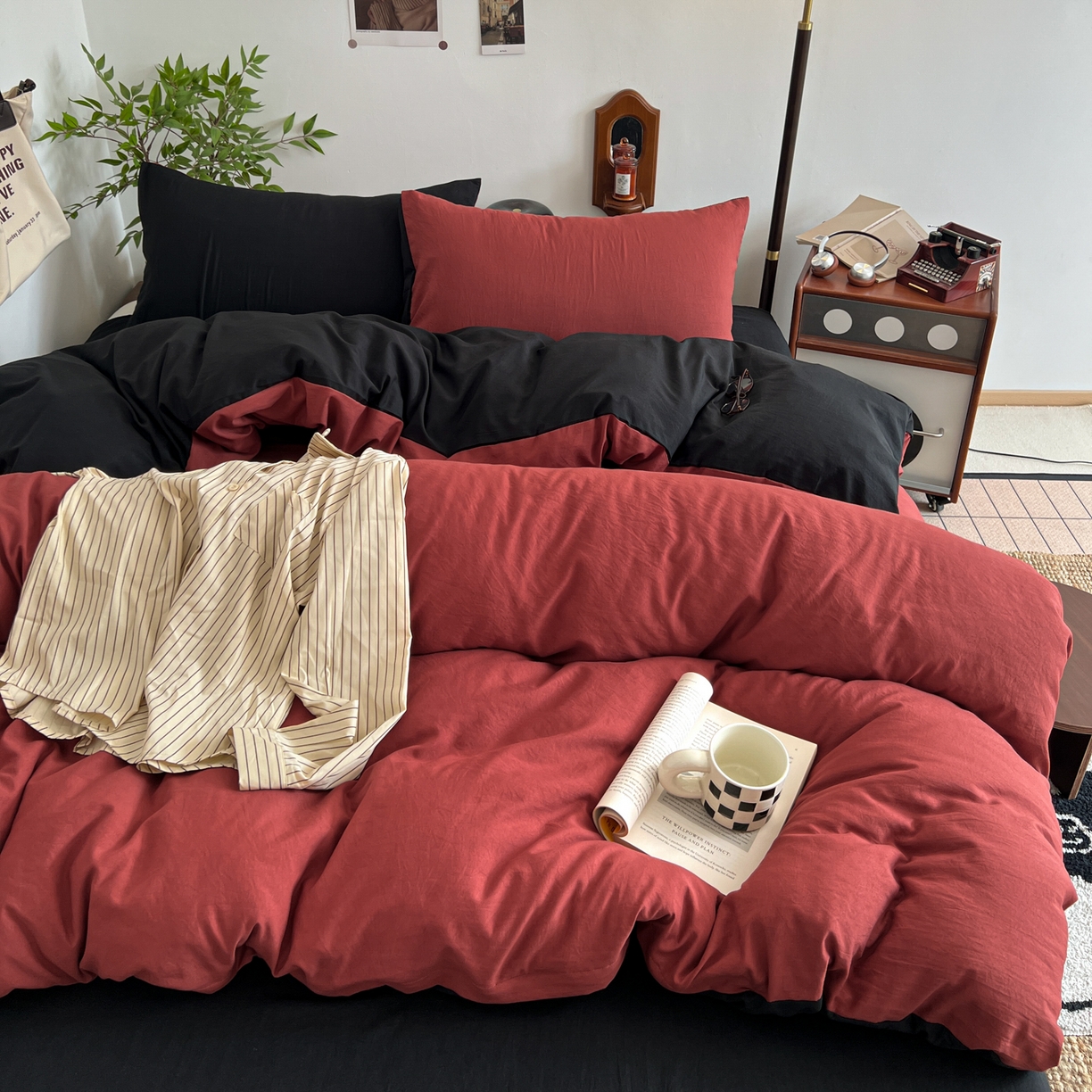 91家纺网 家纺一手货源 找家纺 梦嘉居 2026新款亲肤纯色AB版水洗皱皱棉四件套学生宿舍床单床笠三件套 洋气红+暗夜黑