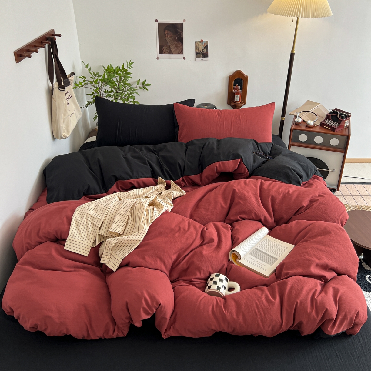 91家纺网 家纺一手货源 找家纺 梦嘉居 2026新款亲肤纯色AB版水洗皱皱棉四件套学生宿舍床单床笠三件套 洋气红+暗夜黑