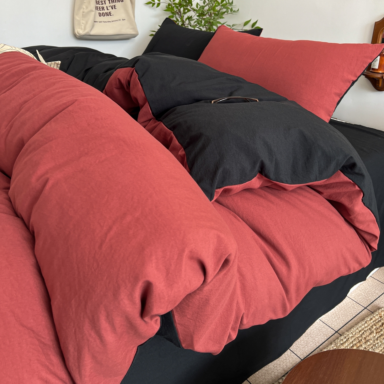 91家纺网 家纺一手货源 找家纺 梦嘉居 2026新款亲肤纯色AB版水洗皱皱棉四件套学生宿舍床单床笠三件套 洋气红+暗夜黑