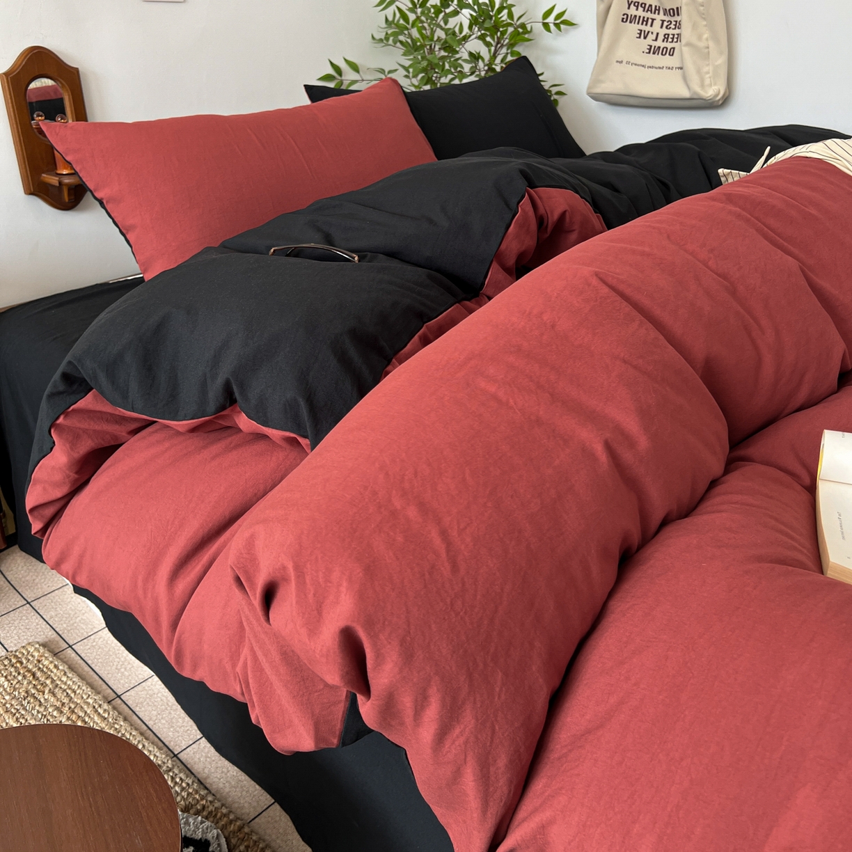 91家纺网 家纺一手货源 找家纺 梦嘉居 2026新款亲肤纯色AB版水洗皱皱棉四件套学生宿舍床单床笠三件套 洋气红+暗夜黑