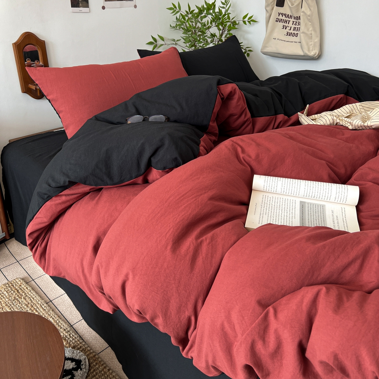 91家纺网 家纺一手货源 找家纺 梦嘉居 2026新款亲肤纯色AB版水洗皱皱棉四件套学生宿舍床单床笠三件套 洋气红+暗夜黑
