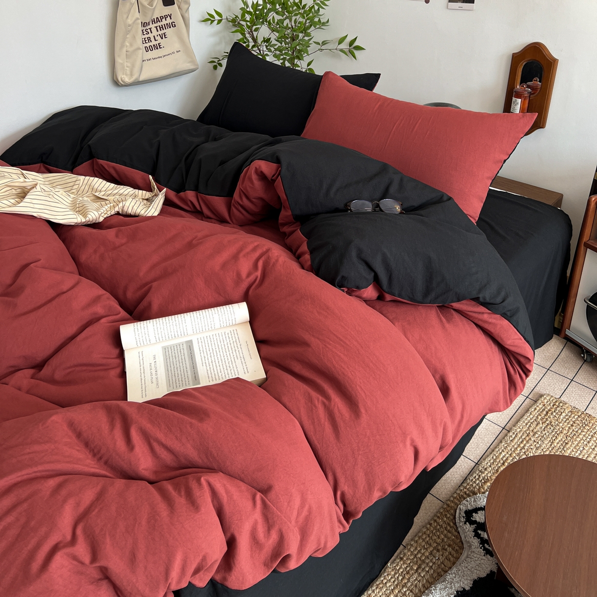 91家纺网 家纺一手货源 找家纺 梦嘉居 2026新款亲肤纯色AB版水洗皱皱棉四件套学生宿舍床单床笠三件套 洋气红+暗夜黑