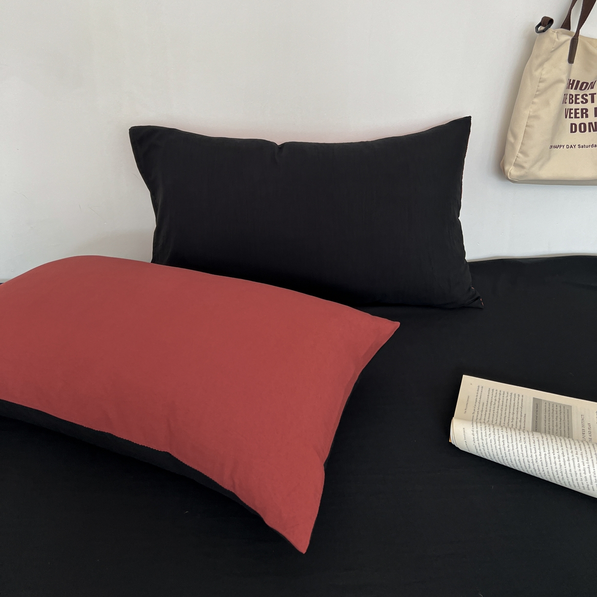 91家纺网 家纺一手货源 找家纺 梦嘉居 2026新款亲肤纯色AB版水洗皱皱棉四件套学生宿舍床单床笠三件套 洋气红+暗夜黑