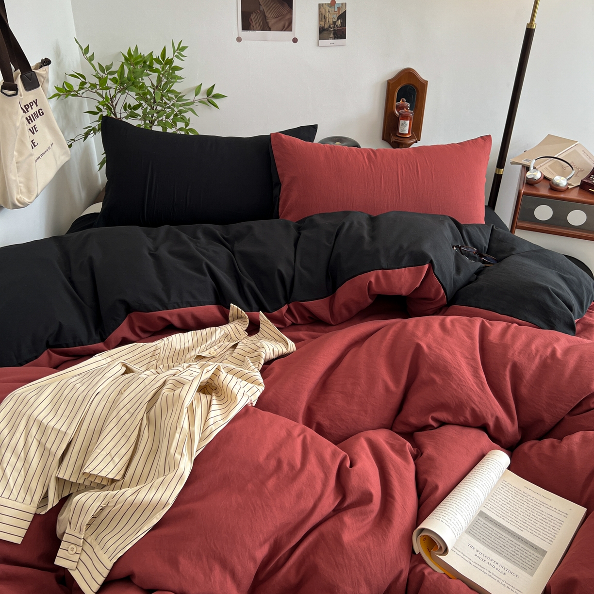 91家纺网 家纺一手货源 找家纺 梦嘉居 2026新款亲肤纯色AB版水洗皱皱棉四件套学生宿舍床单床笠三件套 洋气红+暗夜黑