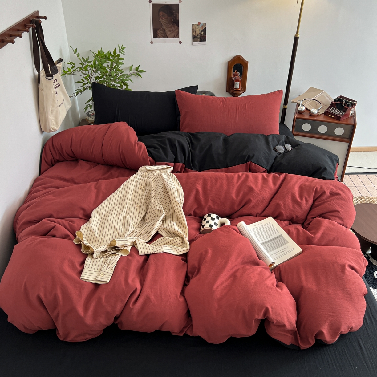 91家纺网 家纺一手货源 找家纺 梦嘉居 2026新款亲肤纯色AB版水洗皱皱棉四件套学生宿舍床单床笠三件套 洋气红+暗夜黑