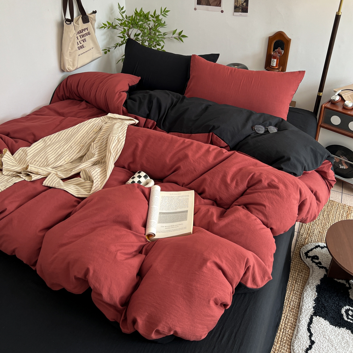 91家纺网 家纺一手货源 找家纺 梦嘉居 2026新款亲肤纯色AB版水洗皱皱棉四件套学生宿舍床单床笠三件套 洋气红+暗夜黑