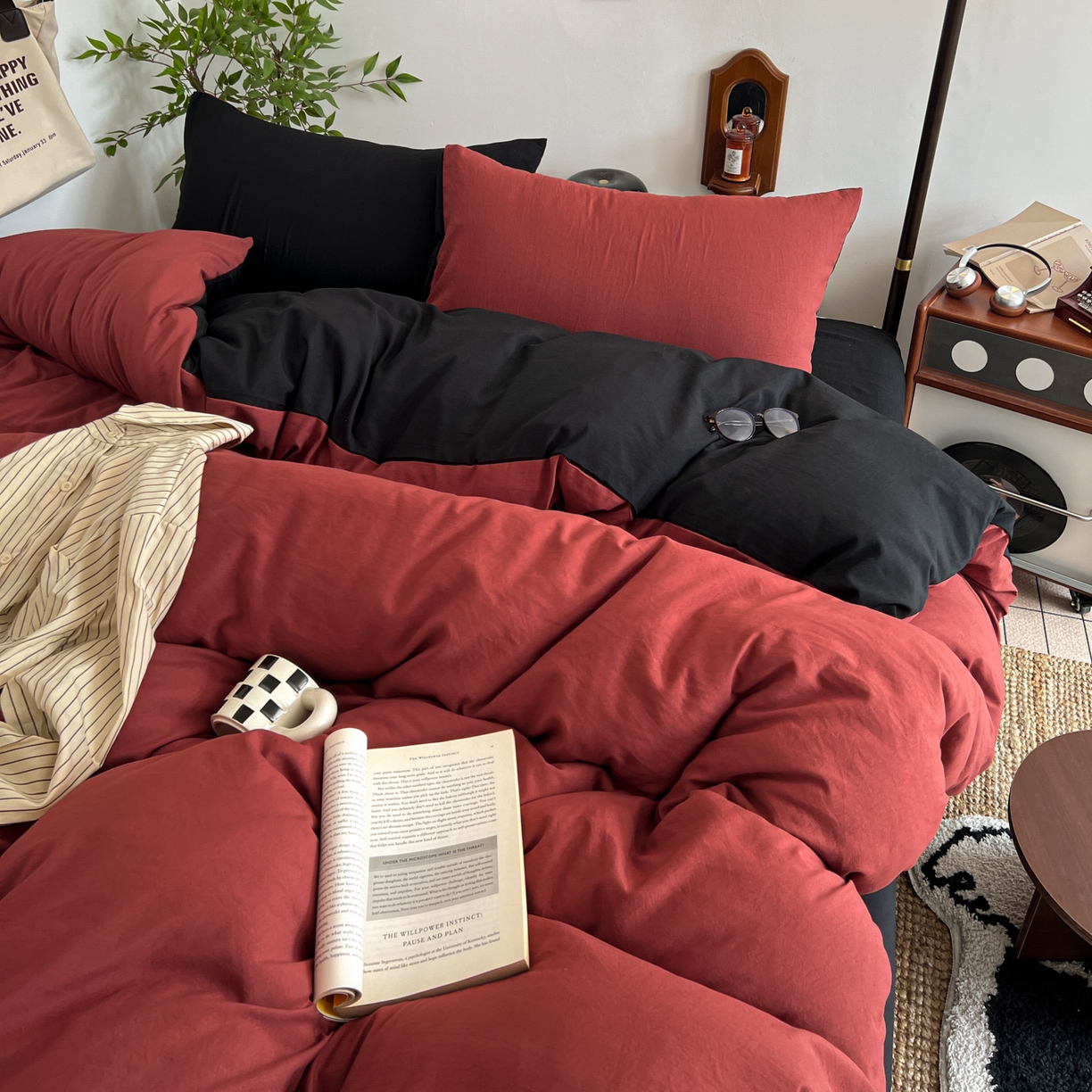 91家纺网 家纺一手货源 找家纺 梦嘉居 2026新款亲肤纯色AB版水洗皱皱棉四件套学生宿舍床单床笠三件套 洋气红+暗夜黑