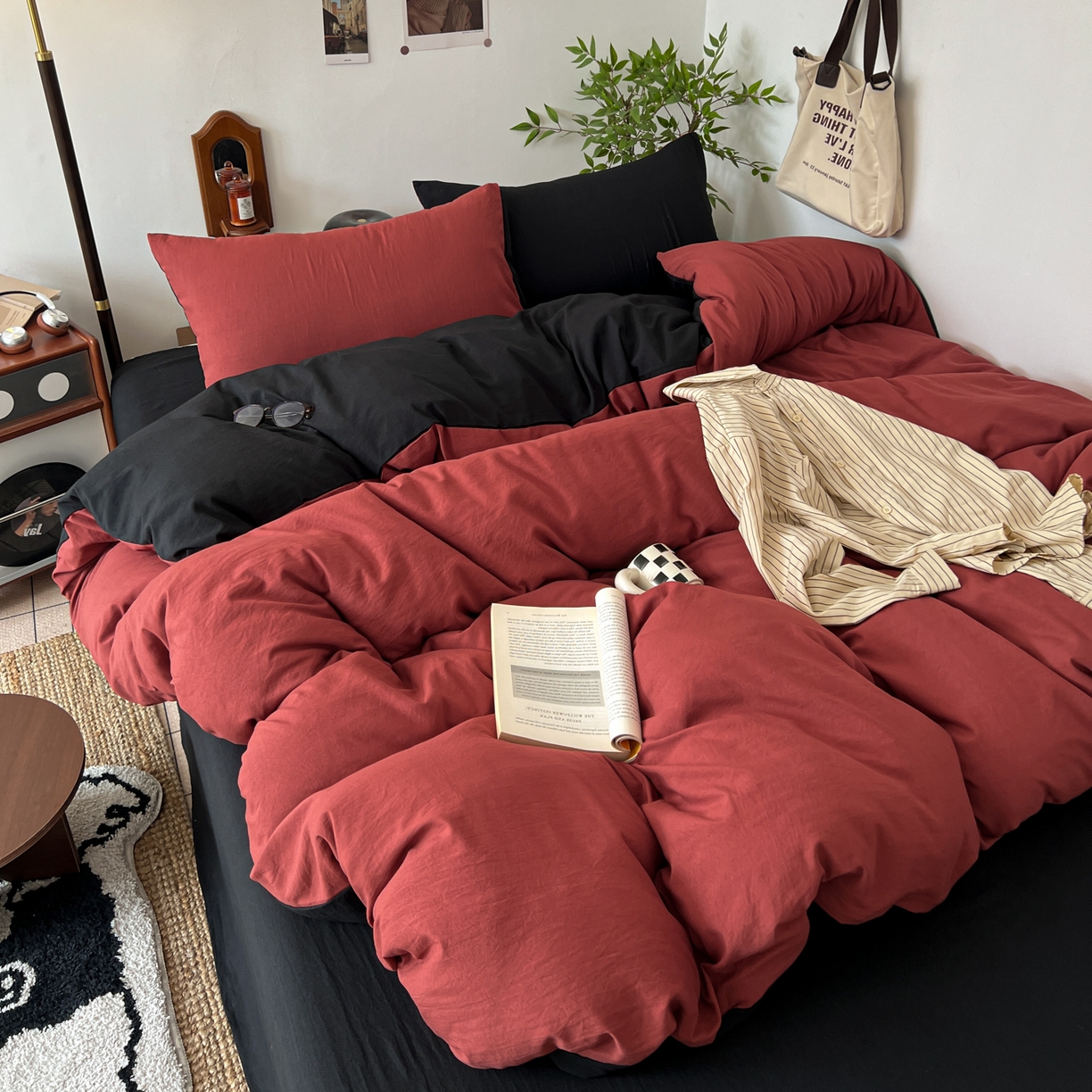 91家纺网 家纺一手货源 找家纺 梦嘉居 2026新款亲肤纯色AB版水洗皱皱棉四件套学生宿舍床单床笠三件套 洋气红+暗夜黑