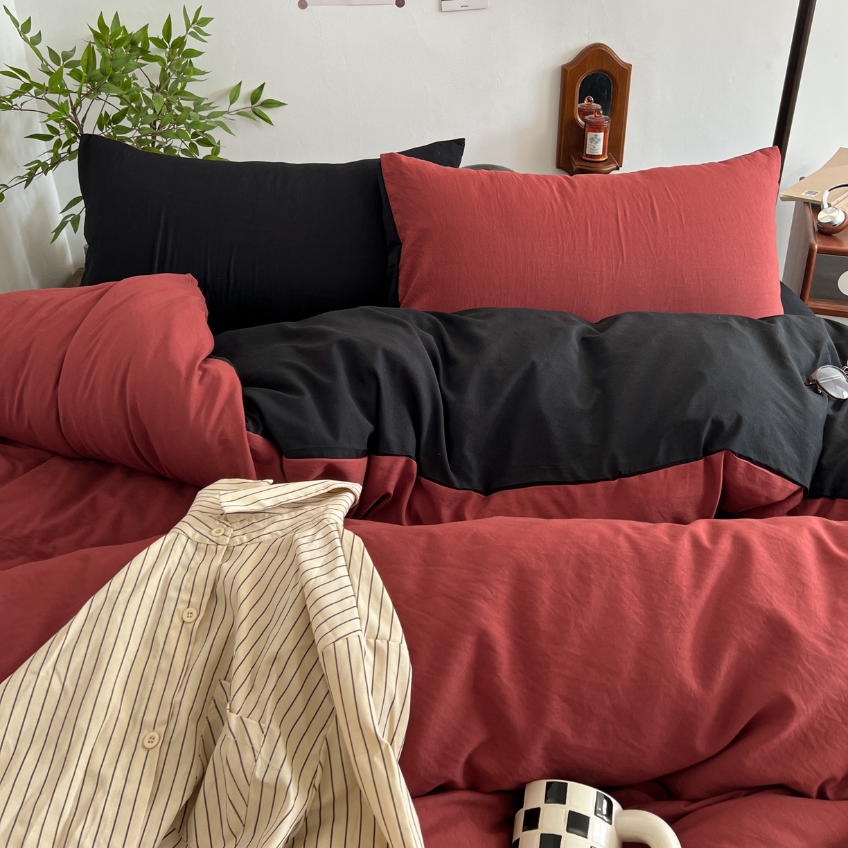 91家纺网 家纺一手货源 找家纺 梦嘉居 2026新款亲肤纯色AB版水洗皱皱棉四件套学生宿舍床单床笠三件套 洋气红+暗夜黑