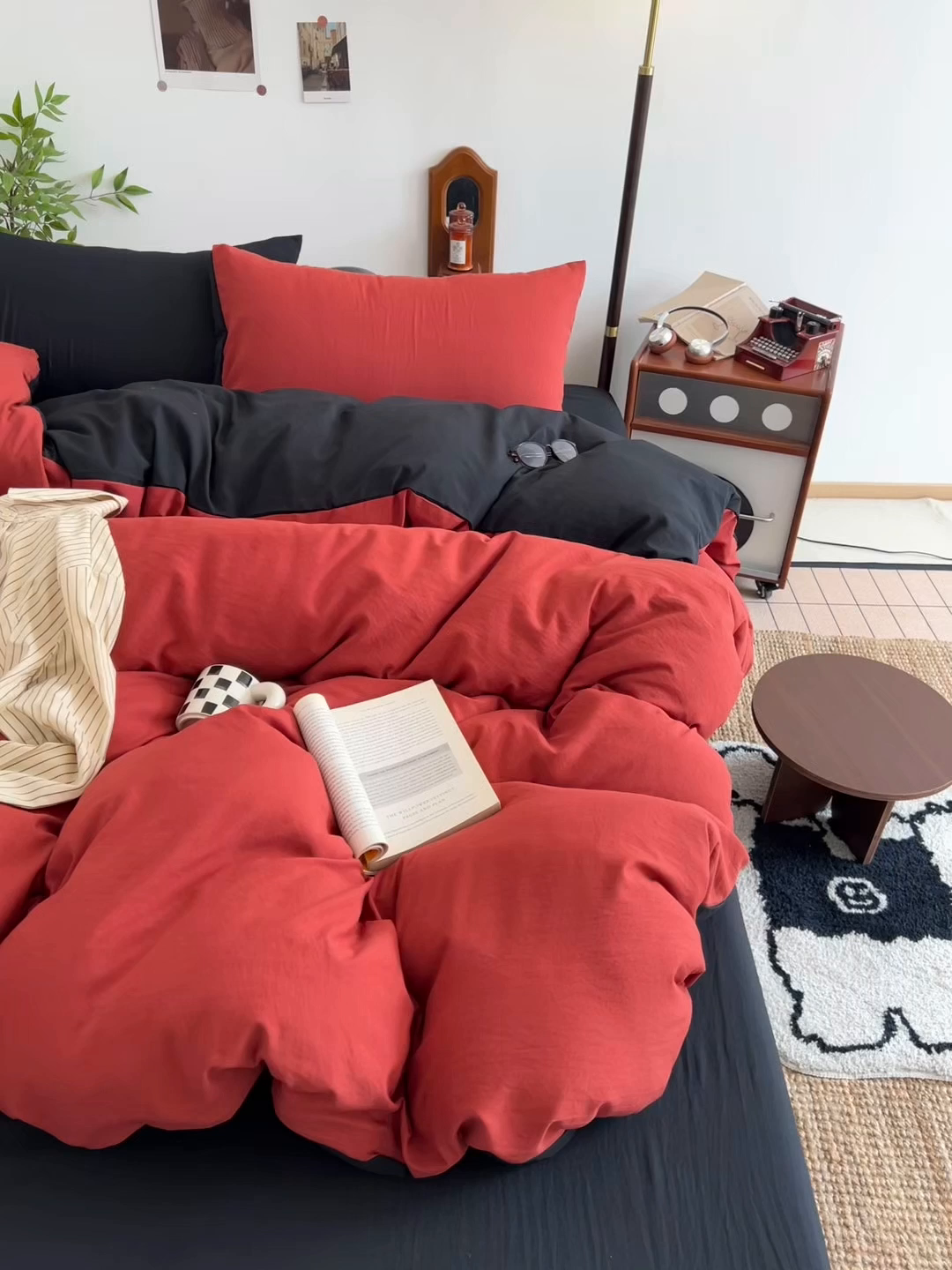 91家纺网 家纺一手货源 找家纺 梦嘉居 2026新款亲肤纯色AB版水洗皱皱棉四件套学生宿舍床单床笠三件套 洋气红+暗夜黑