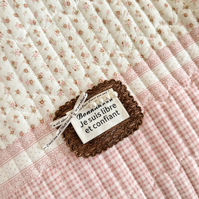 91家纺网 家纺一手货源 找家纺 （总）贝凯瑞 2026新款水洗皱皱纱双层纱云朵棉三层夹棉绗绣刺绣小花边单件三件床盖