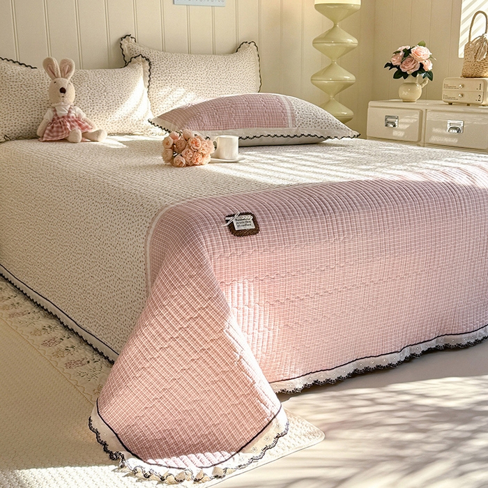 91家纺网 家纺一手货源 找家纺 （总）贝凯瑞 2026新款水洗皱皱纱双层纱云朵棉三层夹棉绗绣刺绣小花边单件三件床盖