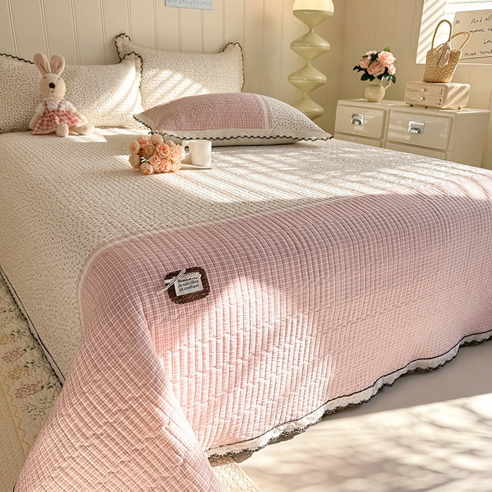 91家纺网 家纺一手货源 找家纺 （总）贝凯瑞 2026新款水洗皱皱纱双层纱云朵棉三层夹棉绗绣刺绣小花边单件三件床盖