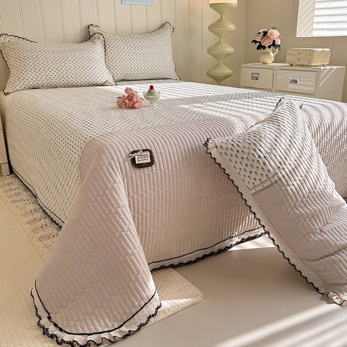 91家纺网 家纺一手货源 找家纺 （总）贝凯瑞 2026新款水洗皱皱纱双层纱云朵棉三层夹棉绗绣刺绣小花边单件三件床盖