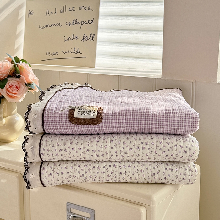 91家纺网 家纺一手货源 找家纺 贝凯瑞 2026新款水洗皱皱纱双层纱云朵棉三层夹棉绗绣刺绣小花边单件三件床盖 组合图仅供展示-不可下单