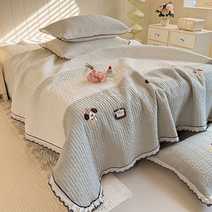 91家纺网 家纺一手货源 找家纺 贝凯瑞 2026新款水洗皱皱纱双层纱云朵棉三层夹棉绗绣刺绣小花边单件三件床盖 软萌小狗