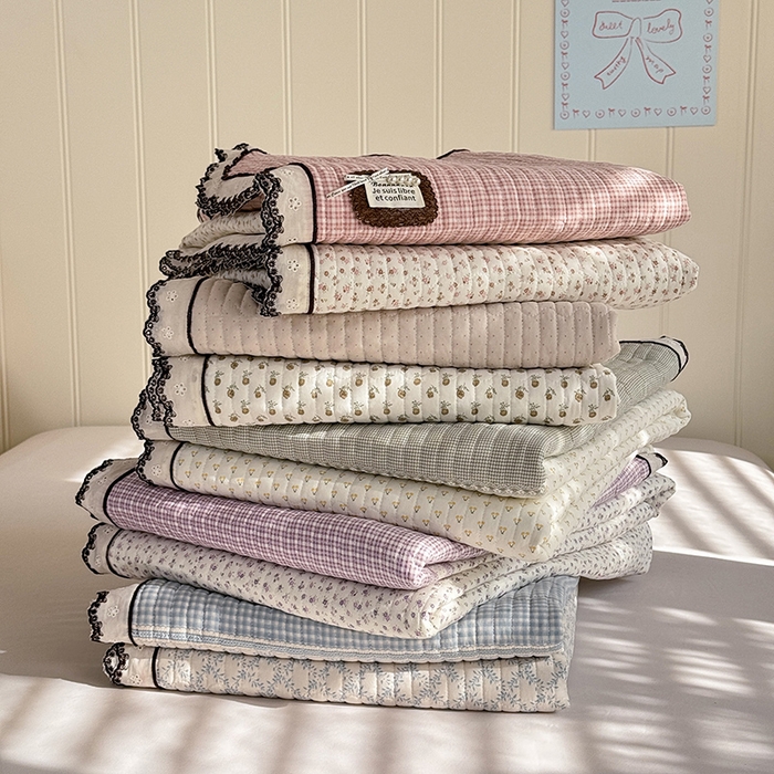 贝凯瑞 2026新款水洗皱皱纱双层纱云朵棉三层夹棉绗绣刺绣小花边单件三件床盖 组合图仅供展示-不可下单