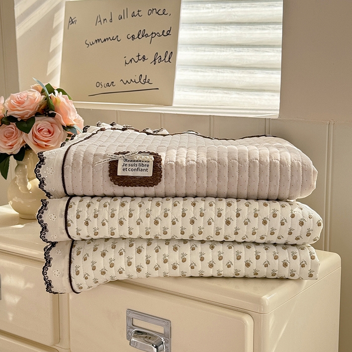 91家纺网 家纺一手货源 找家纺 贝凯瑞 2026新款水洗皱皱纱双层纱云朵棉三层夹棉绗绣刺绣小花边单件三件床盖 组合图仅供展示-不可下单