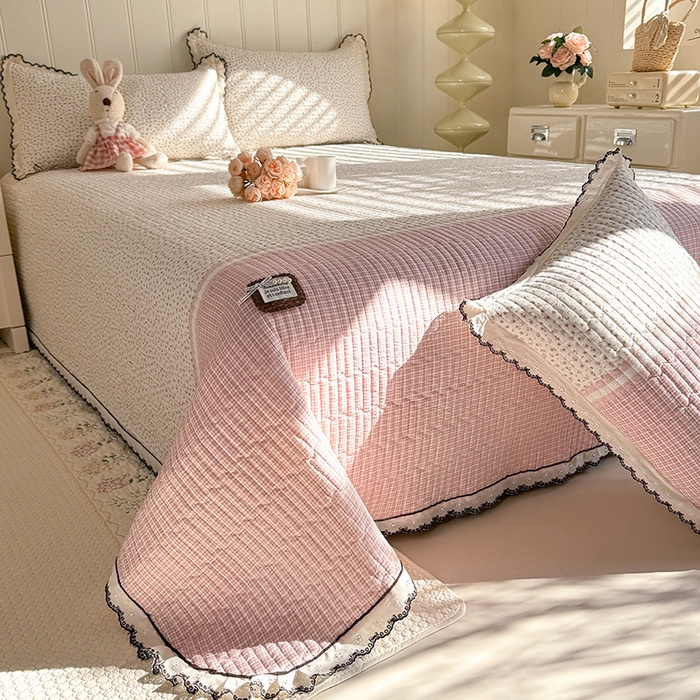 贝凯瑞 2026新款水洗皱皱纱双层纱云朵棉三层夹棉绗绣刺绣小花边单件三件床盖 粉黛甜心