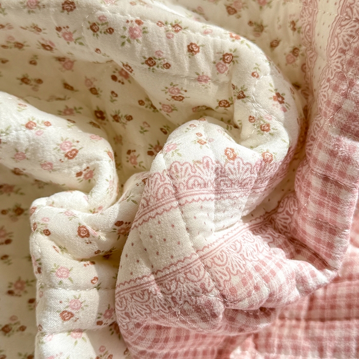 91家纺网 家纺一手货源 找家纺 贝凯瑞 2026新款水洗皱皱纱双层纱云朵棉三层夹棉绗绣刺绣小花边单件三件床盖 粉黛甜心