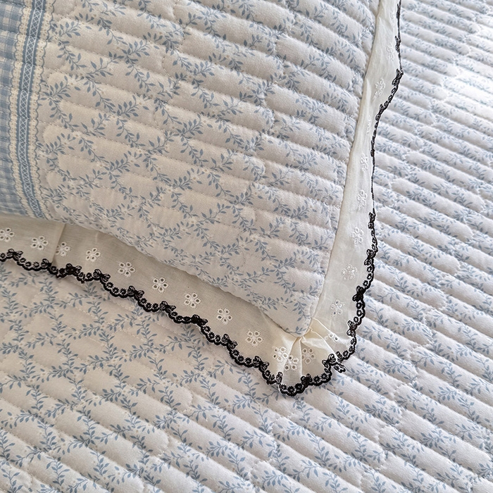 91家纺网 家纺一手货源 找家纺 贝凯瑞 2026新款水洗皱皱纱双层纱云朵棉三层夹棉绗绣刺绣小花边单件三件床盖 海盐气泡