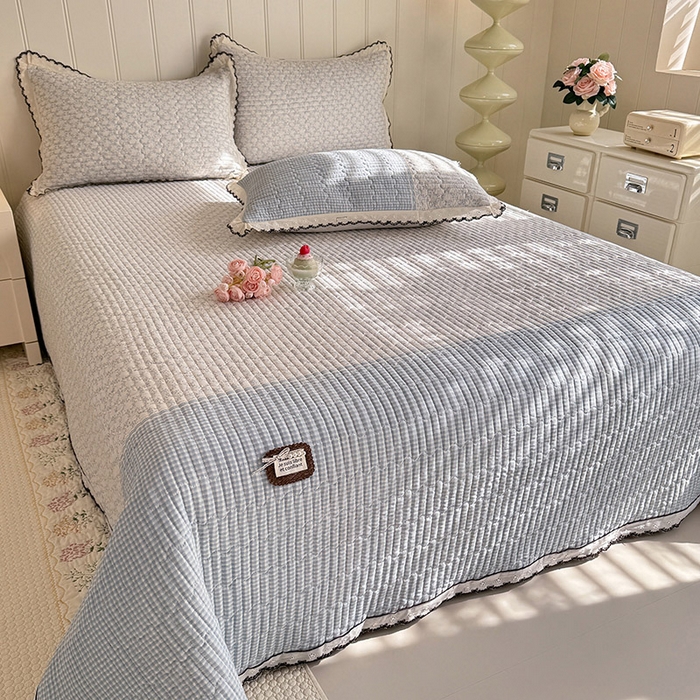 91家纺网 家纺一手货源 找家纺 贝凯瑞 2026新款水洗皱皱纱双层纱云朵棉三层夹棉绗绣刺绣小花边单件三件床盖 海盐气泡