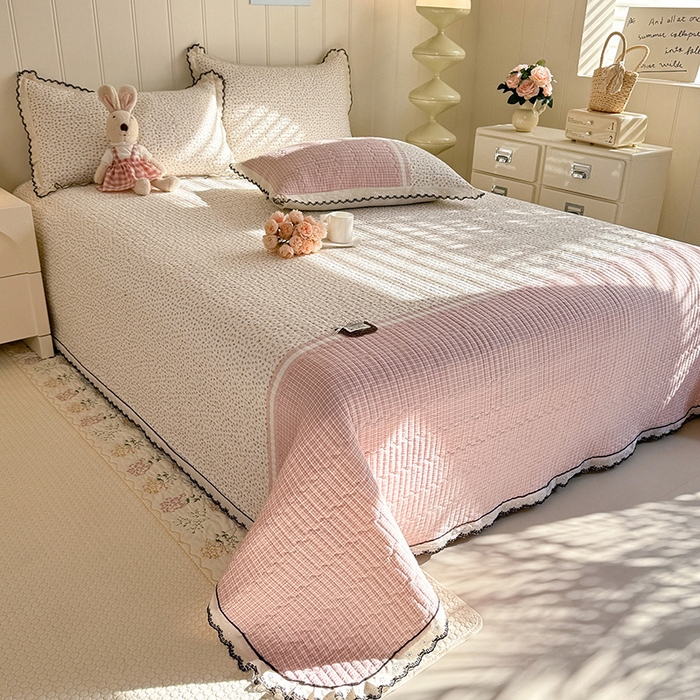 91家纺网 家纺一手货源 找家纺 贝凯瑞 2026新款水洗皱皱纱双层纱云朵棉三层夹棉绗绣刺绣小花边单件三件床盖 粉黛甜心