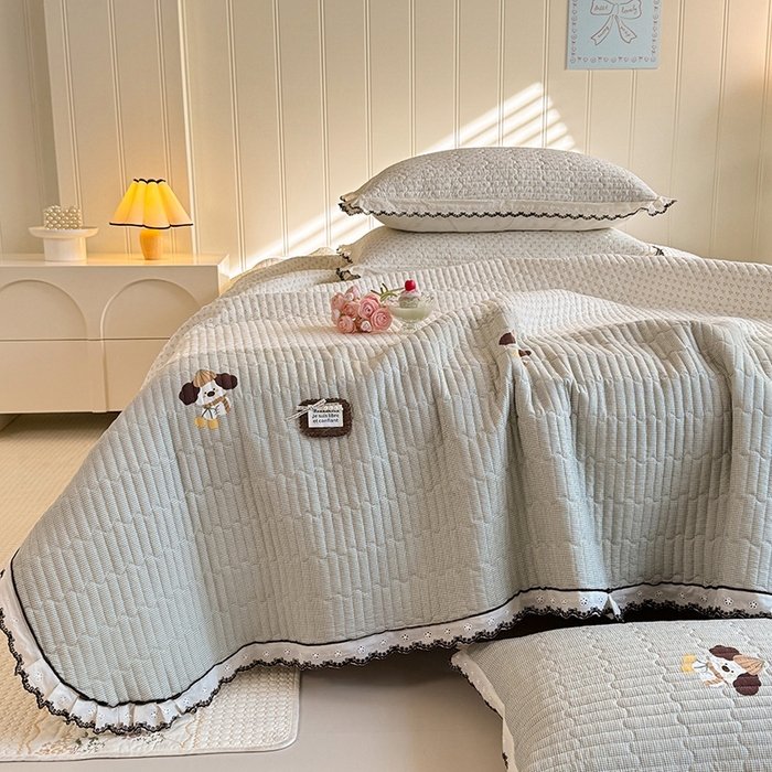 91家纺网 家纺一手货源 找家纺 贝凯瑞 2026新款水洗皱皱纱双层纱云朵棉三层夹棉绗绣刺绣小花边单件三件床盖 软萌小狗