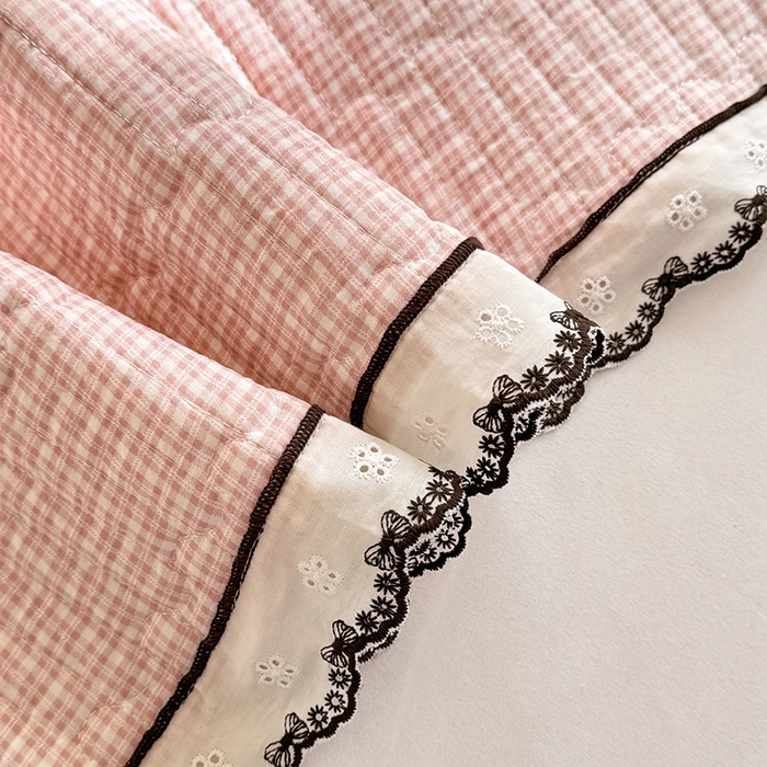 91家纺网 家纺一手货源 找家纺 贝凯瑞 2026新款水洗皱皱纱双层纱云朵棉三层夹棉绗绣刺绣小花边单件三件床盖 粉黛甜心